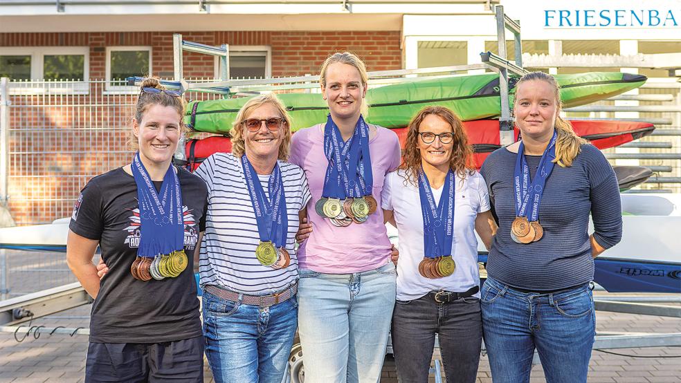 Stolz auf ihre Erfolge: Anna-Lena Schulte, Annegret Peters, Ellen Huisinga, Marianne Schüür-Buntjer und Carola Dannen (von links).  © Foto: Jungeblut