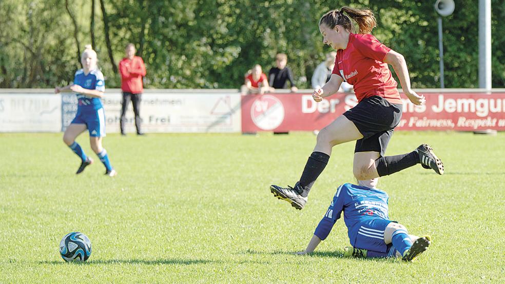 Annika Reck (rotes Trikot) lässt auf dem Weg zum 1:2-Anschlusstreffer eine Gegenspielerin aussteigen. Es ist ihr fünftes Saisontor.  © Foto: Zuidema