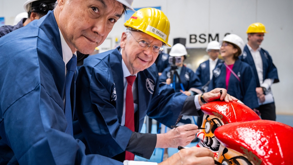 Hiroyuki Endo, Präsident von NYK Cruises, und Werft-Seniorchef Bernard Meyer wünschten dem Projekt nach japanischer Tradition viel Glück bei der Bemalung von sogenannten Daruma. © Meyer Werft