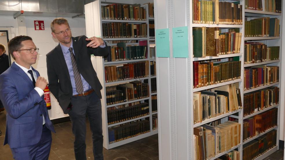 Endlich können wir wieder vernünftig arbeiten“: Landschaftsdirektor Dr. Matthias Stenger (rechts) stellt Minister Falko Mohrs das Sammlungszentrum vor. © Jürgens