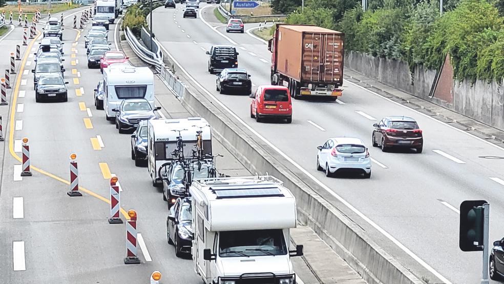 Die Verkehrsführung vor dem Emstunnel sorgte in den vergangenen Tagen immer mal wieder für Rückstaus, weil Autofahrer das Reißverschlussverfahren nicht richtig anwandten.  © Archivfoto: Wolters