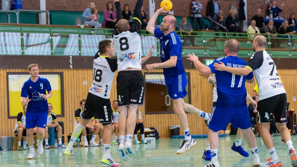 Jörg von der Recke (am Ball) trug mit sechs Toren zum Sieg der Holthuser gegen den Wilhelmshavener SSV II bei. © Jungeblut