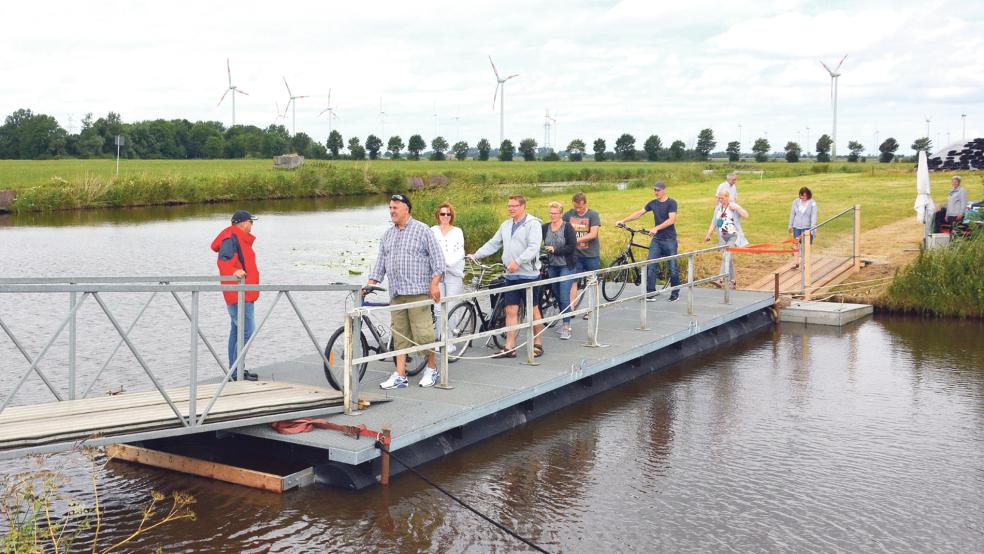 Für »Van Dörp to Dörp« bauten 2015 Mitglieder des Yacht-Clubs Unterems-Oldersum eine Brücke aus Schwimmpontons, um Radfahrern die Überquerung zu ermöglichen.  © Foto: Ubben