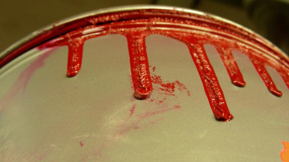 An der A 28 wurden unter anderem alte Farbeimer abgeladen. © Symbolfoto: pixabay