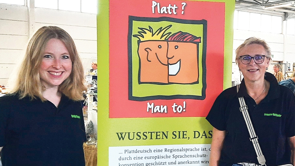 Grietje Kammler (links) zusammen mit Trinette Hoffbuhr, der Plattdeutschbeauftragten der Stadt Weener, am Stand auf dem Hobby- und Kreativmarkt in Weener.  © Foto: Stadtbücherei/Möhlmann