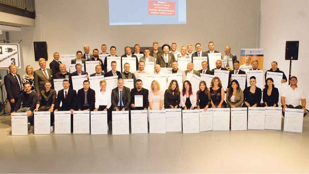 Endlich dürfen sie ihren Meisterbrief in den Händen halten. Die Erleichterung war den Handwerkerinnen und Handwerkern anzusehen.  © Foto: Ilka Perc (HWK)