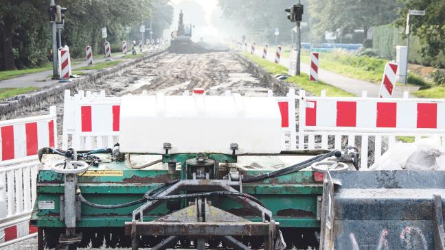 Altes Kopfsteinpflaster unter dem Asphalt in Möhlenwarf