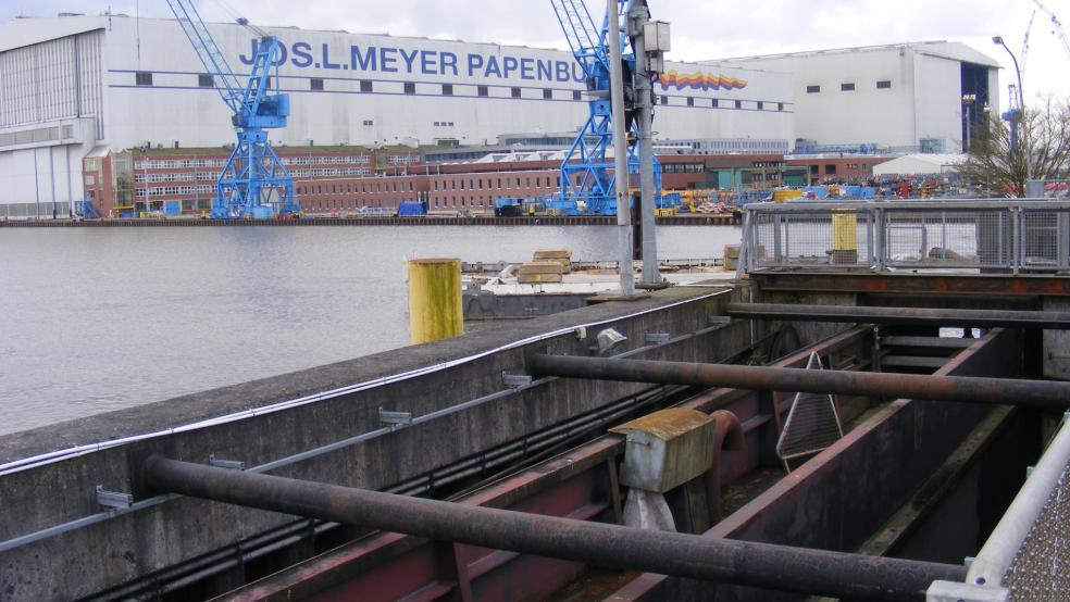 Die Dockschleuse ist für viele Meyer-Arbeiter zu Fuß und per Rad der Weg zum Arbeitsplatz. © Szyska (Archiv)