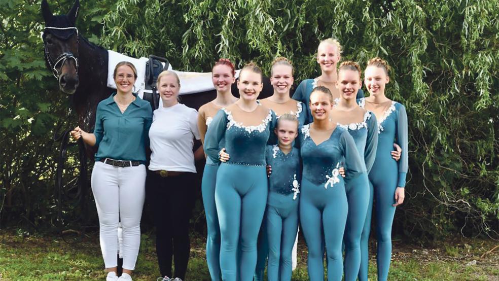 Die L-Gruppe der Voltigiererinnen starteten bei den Nordostdeutschen Meisterschaften in Krumke, Sachsen-Anhalt.  © Foto: privat