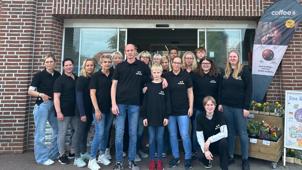 Holger Geuken freut sich gemeinsam mit seiner Familie und seinem Marktteam darauf, den NP-Markt nun noch individueller gestalten zu können.  © Foto: EDEKA Hannover-Minden