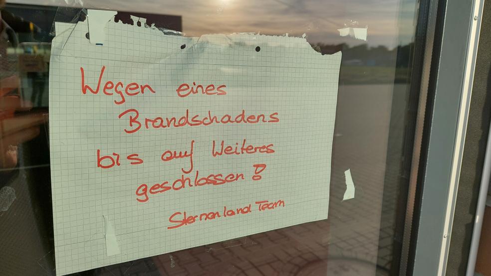 "Wir können aktuell nicht sagen, wann wir wieder öffnen“, teilt das Sternenland-Team aktuell mit. Dieser Zettel hängt an der Eingangstür des Indoor-Spielpatzes. © Belling