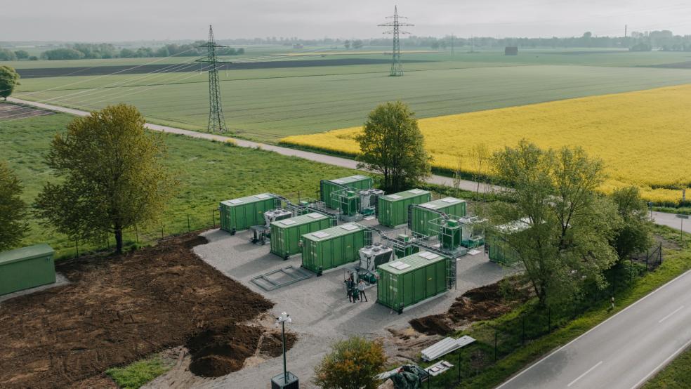 Ein Batteriespeicher wie dieser soll auch in Weener entstehen – im Industriegebiet am Mühlentief. Dazu hat die Stadt Weener nun die entsprechende Fläche verkauft. © Kyon Energy