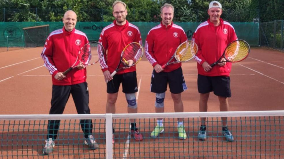 Ralph Bielefeld, Markus Relotius, Heiko Franzen und Gerhard Wilms haben als Herren 40 des TV Bunde zwei siegen zum Abschluss der Saison gefeiert.  © privat