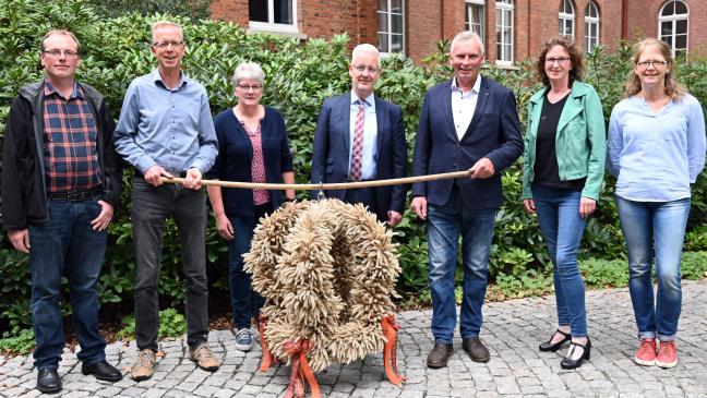 Erntekrone für das Kreishaus