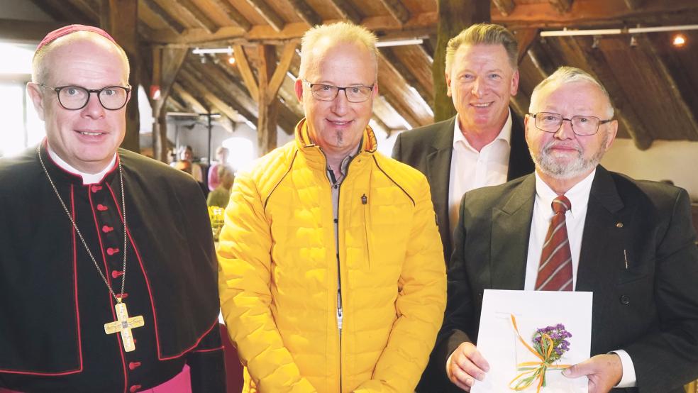 Hermann Josef Tenbrock (rechts) mit Michael Fischer (Mitte), der ihn für den Preis vorgeschlagen hat. Es gratulierten Weihbischof Johannes Wübbe und Ludger Abeln von der Caritas-Gemeinschaftsstiftung Osnabrück.  © Foto: Caritas