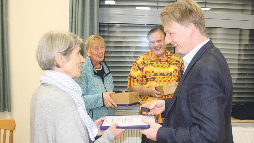 Für 25 Jahre Mitgliedschaft bei der Lebenshilfe Leer ehrte der 1. Vorsitzende Christian Brahms (rechts) unter anderem (von links) Sabine Schaeder aus Leer, die Jemgumerin Alwine Karper und den jetzigen Kassenprüfer des Vereins, Daniel Folkerts aus Busboomsfehn.  © Foto: Lebenshilfe Leer