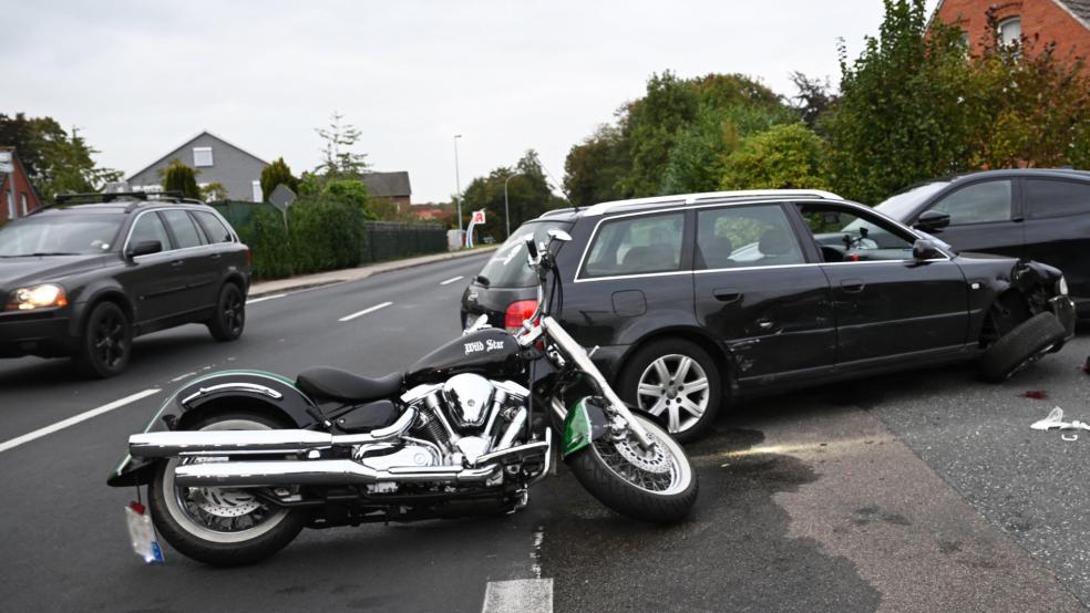 Sowohl das Motorrad als auch der Audi wurden beim Zusammenstoß erheblich beschädigt. © Bruins