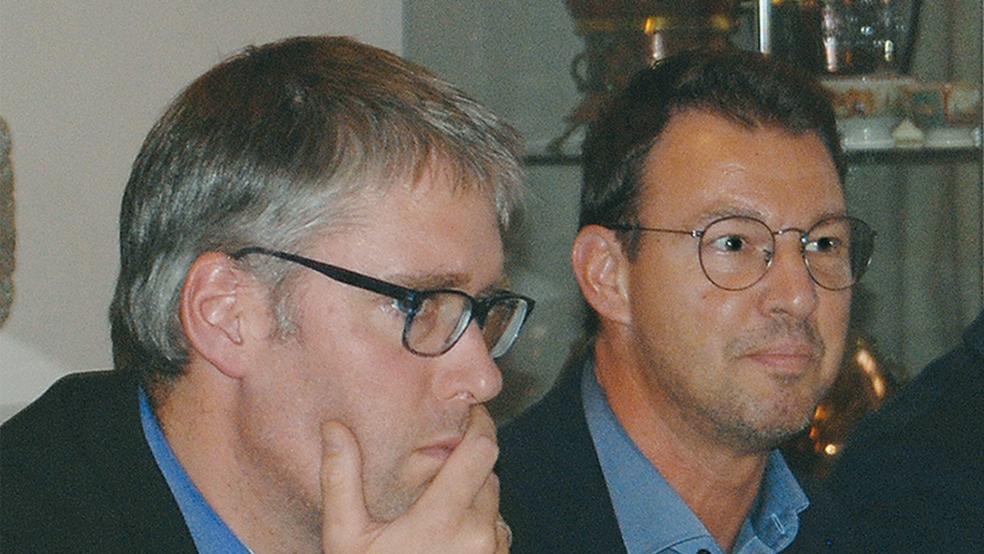 Bürgermeister Heiko Abbas und Kämmerer Ingo Großpietsch verfolgen die Diskussion im Rat zum Jugendrat.  © Foto: Hoegen