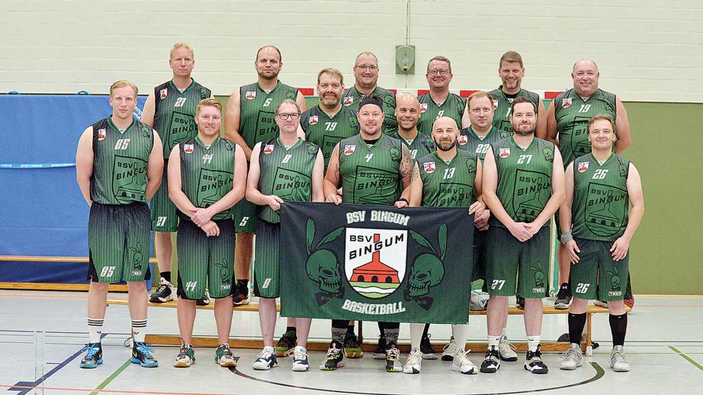 Die Basketballer des BSV Bingum in der Saison 2023/24. Obere Reihe von links: Stefan Lange, Marco Janßen, Kai Lamprecht, David Appel, Ingo Tergast und Coach Michael Veenhuis. Untere Reihe von links: Aike Abeln, Patrick Heyenga, Martin Helbig, Jürgen Voscul, Arnd Jan Battermann, Tim Nienaber, Kai Bunger, Tobias Nolte, Wilm Rauert und Dennis Thiems. Es fehlen: Daniel Röttmann, Andre Pommer, Jan Hokema, Arend Plöger, Christian Wübbenhorst und Alexander Heitz.  © Foto: Born