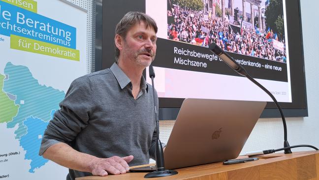 Auswüchse antimoderner Reflexe