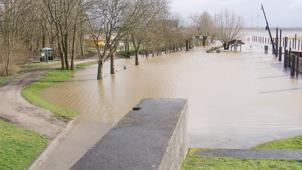 Bei Hochwasser in der Ems wird der Hafenvorplatz oft überflutet.  © Foto: Szyska (Archiv)