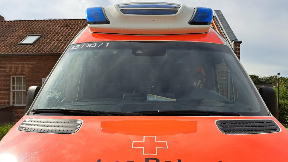 Mit einem Rettungswagen in ein Krankenhaus eingeliefert werden musste in Leer ein 23-Jähriger, den ein Unbekannter mit einer Glasflasche auf den Kopf geschlagen hatte. Der Schlag war so heftig, dass die Flasche zerbrach. © Szyska