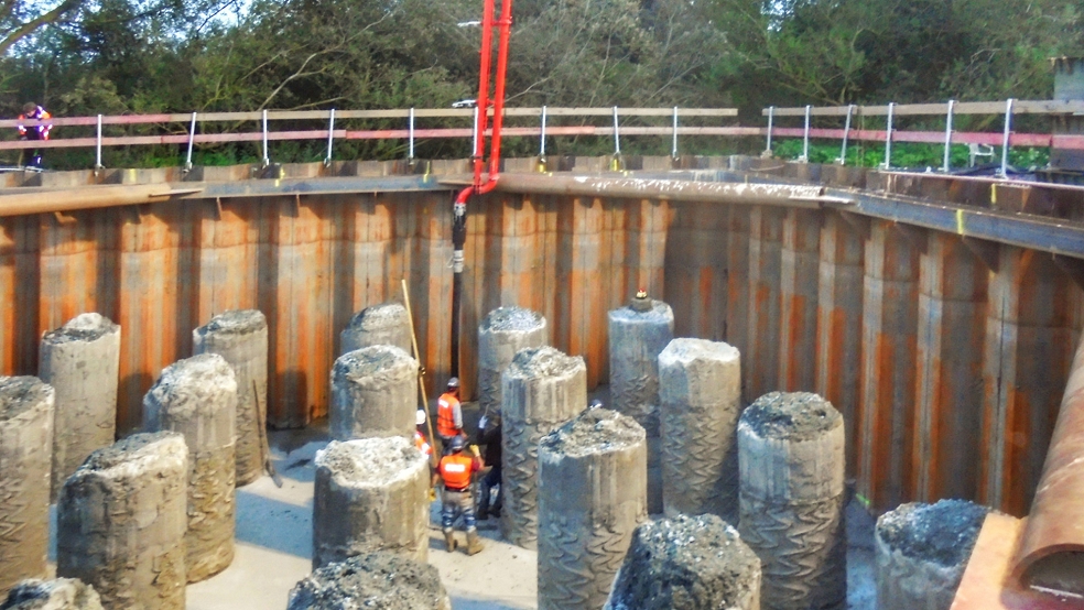 Bei der Vorbereitung auf Betonagearbeiten wurde das Wasser in der Baugrube abgepumpt.  © Bahn AG