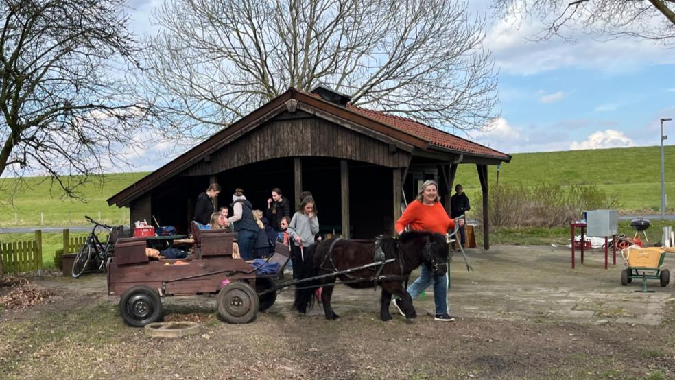 Der Dorfverein „Wi an’t Diek “ und der Kindergottesdienst Kirchborgum haben sich im Frühjahr am Umwelttag der Stadt Weener in einer gemeinsamen Aktion unter dem Motto „Frühjahrsputz“ beteiligt. Am 7. Oktober findet der zweite Umwelttag in diesem Jahr in Weener statt. © privat