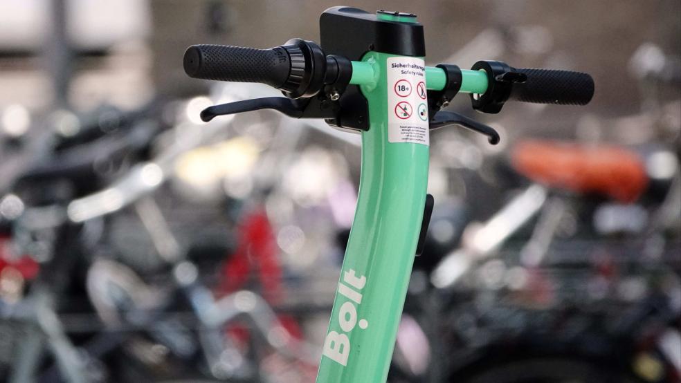 Mit einem E-Scooter, hier ein Symbolfoto, war gestern ein 19-Jähriger unter Drogeneinfluss in Leer unterwegs. © dpa