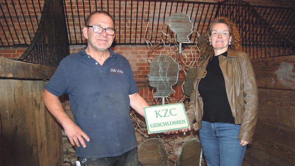 Vincent und Gemma van Leeuwen haben ihr Kunstzentrum in Coldam geschlossen. Die Galerie mit ihrer Glaskunst, in der beide hier stehen, ist auf Anmeldung allerdings weiter für Besucher zugänglich.  © Foto: Hoegen