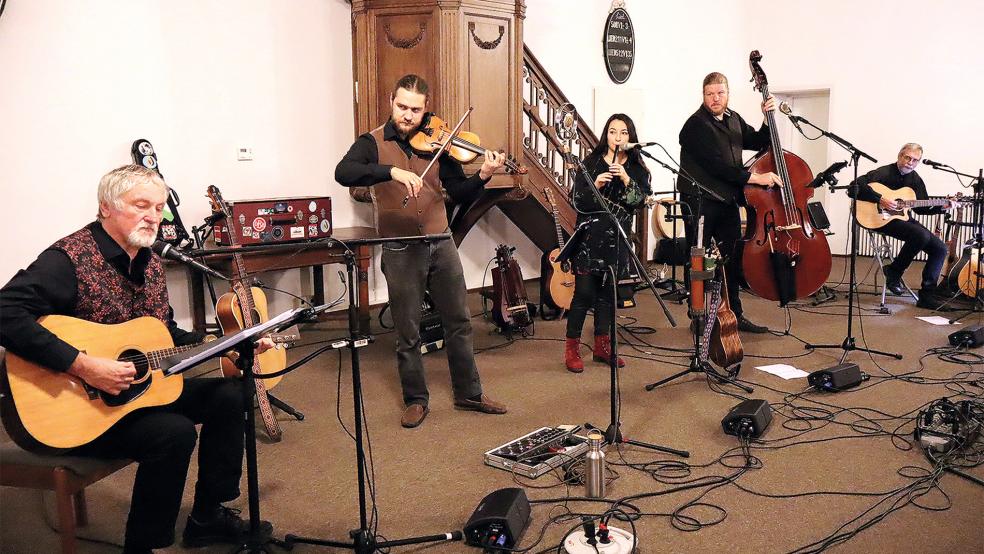 Das Folk-Trio »La Kejoca« spielte gemeinsam mit Jörg Fröse und Jan Holthuis Musik aus dem Widerstand.  © Foto: Ammermann