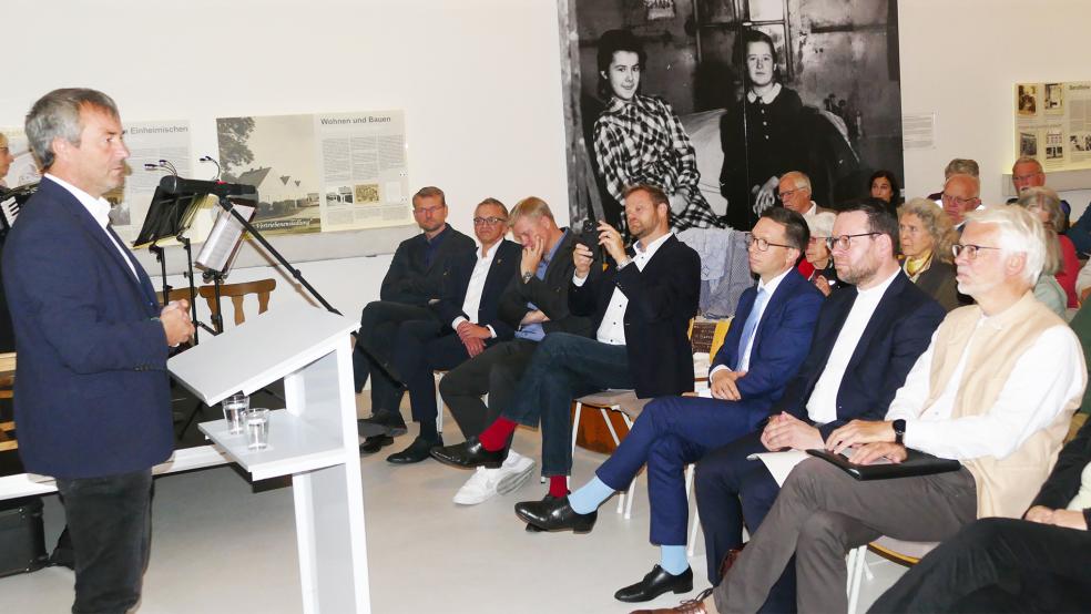 Staatssekretär Johann Saathoff (SPD) mahnte bei der Feierstunde, Demokratie nicht als selbstverständlich hinzunehmen.  © Foto: Jürgens