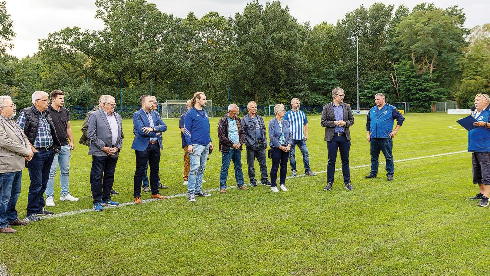 Sportfreunde-Vorstand Peter Wentker (rechts) konnte zur Einweihung der neuen Anlage zahlreiche Würdenträger begrüßen.  © Foto: Jungeblut