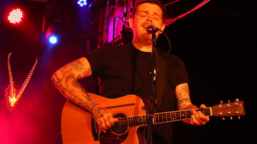 Nicolas Müller von dem Duo "Jupiter Jones" freute sehr über das gut besuchte Konzert im Zollhaus. © Ammermann