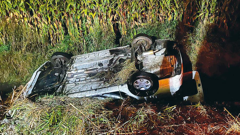Kopfüber lag der Wagen im Graben. Von Insassen fehlte jede Spur.  © Foto: Groeneveld
