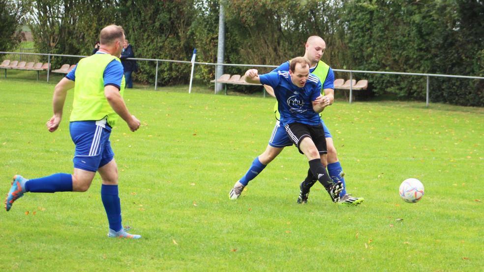 Die SG Ems-Dollart setzte sich 4:1 gegen die Sportfreunde Möhlenwarf II durch.  © Foto: Berents