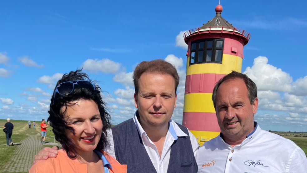 Sänger Sanny (Mitte) mit den Moderatoren Stefan Dietl und Romy Dadlhuber am Pilsumer Leuchtturm. © privat