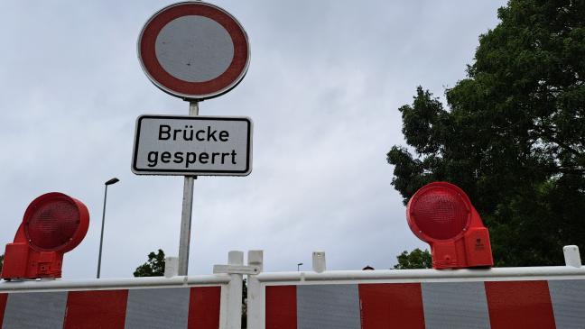 Zylinder geplatzt: Emsbrücke gesperrt