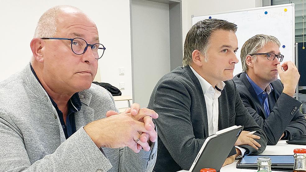 »Wir verwenden uns für das Thema«: Die drei Rheiderland-Bürgermeister Hans-Peter Heikens, Uwe Sap und Heiko Abbas (von links) sichern der BöllerAlternative Unterstützung zu - im Rahmen ihrer Möglichkeiten.  © Foto: Hanken