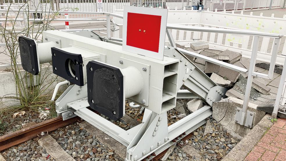 Eigentlich hätte der IC in Norddeich Mole vor dem Prellbock halten sollen. Stattdessen wuchtete er den Prellbock gut 40 Zentimeter in den Bahnsteig hinein.  © Foto: Kresse