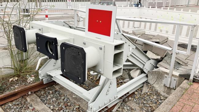 Zug verschiebt Prellbock