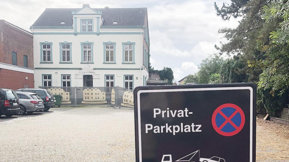 Die Memmingaburg im Hintergrund verfällt weiter. Das Parkverbot auf dem Gelände ist nun auch gekennzeichnet.  © Foto: Busemann