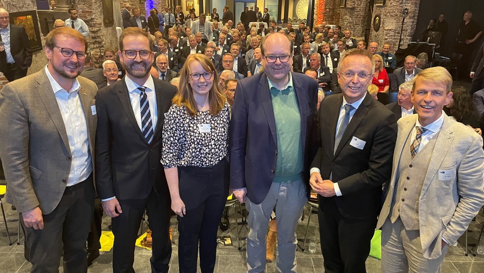 Beim Wirtschaftsabend der IHK für Ostfriesland und Papenburg (von links): Emdens Oberbürgermeister Tim Kruithoff, IHK-Hauptgeschäftsführer Max-Martin Deinhard, die Botschaftssekretärin für Wirtschaft der Königlich Norwegischen Botschaft in Berlin, Jenny Stenberg Sørvold, Niedersachsens Umwelt- und Energieminister Christian Meyer, der Kommissar des Königs für die Provinz Groningen, René Paas, und IHK-Präsident Dr. Bernhard Brons.  © Foto: IHK