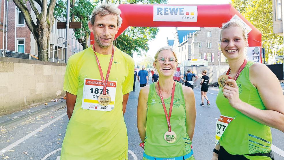 Dieter Sanders, Ilka Schmidt und Marie Troff von der Stapelmoorer Laufgemeinschaft freuen sich über das schöne Wochenende beim Köln Marathon.  © Foto: privat