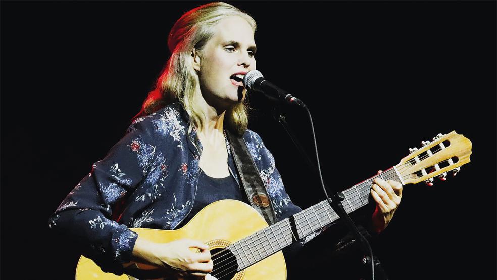 Liedermacherin Dota Kehr vertont mit ihrer Band zeitlose Lyrik von Mascha Kaléko.  © Fotos: Ammermann