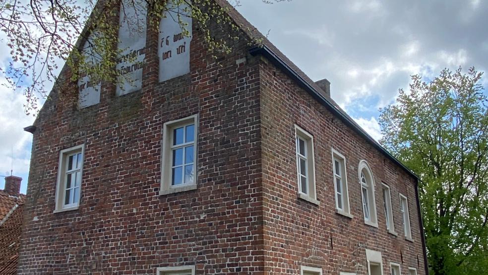 Im kommenden Jahr feiert Stapelmoor den 600. Jahrestag seiner ersten urkundlichen Erwähnung. Nur ein paar Jahre jünger ist das alte Pfarrhaus von 1429. © Hanken (Archiv)