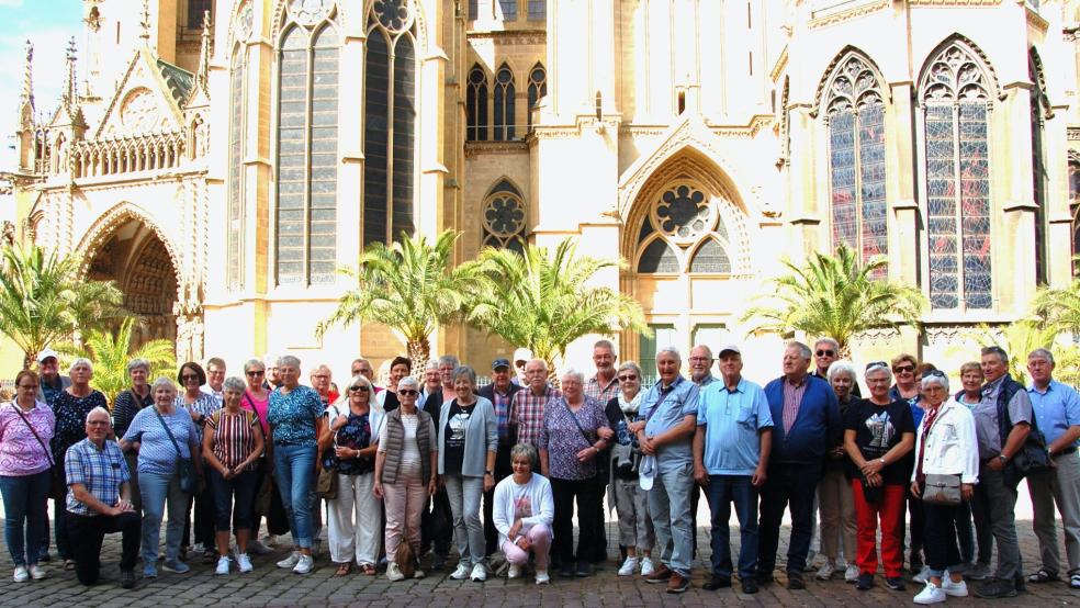 Die Stapelmoorer Landfrauen warten auch im französischen Metz unterwegs, hier stehen sie vor der Kathedrale. © Privat