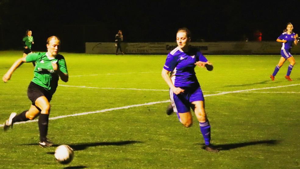 Im Derby der Sportfreunde Möhlenwarf und der SG Leer04/Bingum gab es viele Zweikämpfe. Das Spiel bliebt dabei aber jederzeit fair.  © Foto: Ammermann