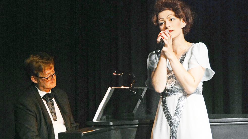 »Zarah 47. Das totale Lied«: Hans-Jürgen Osmers begleitet Caroline Wybranietz während ihrer Vorstellung am Klavier.  © Foto: Landesbühne/Axel Biewer