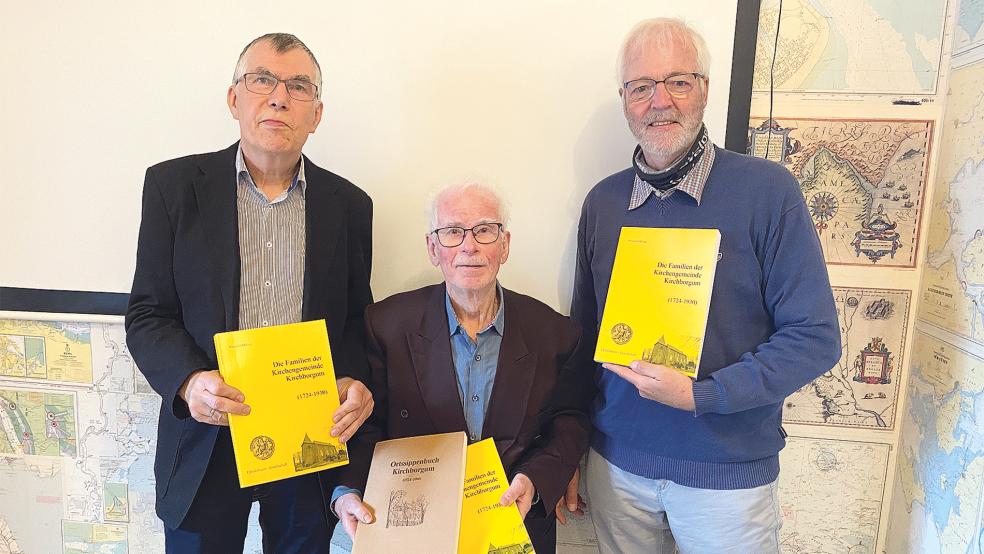 Das neue Buch präsentieren (von links): Heinrich Ohling (Verfasser), Wilhelm Lange (Verfasser erste Ausgabe) und Helmut Fischer als Vorsitzender der Upstalsboom-Gesellschaft.  © Fotos: Kuper
